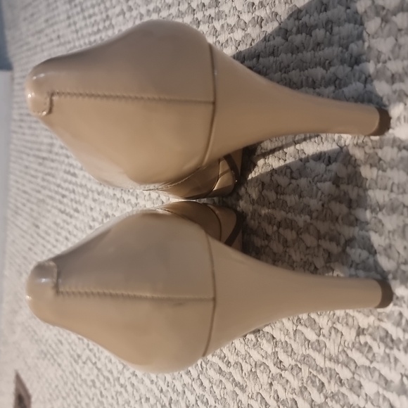 Clarks Nude Patent Leather Heel Pumps 8 - Picture 5 of 6